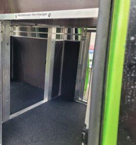 Zwei Einzelboxen zusammengebaut zur Heck und Schiebetürenseiten mit Notausgang in alle Richtungen . Zusätzlich Umrahmungen / Stauraum für z.B. für Hundesport